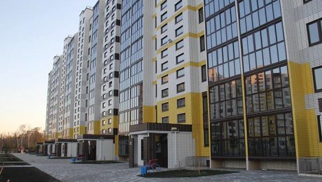 Ключи от квартир переселенцам из ветхого жилья вручили Дмитрий Демешин и Виталий Хоценко