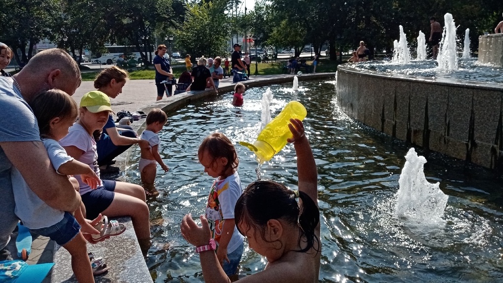 Потакают капризам: новосибирцев возмутило купание детей в фонтанах