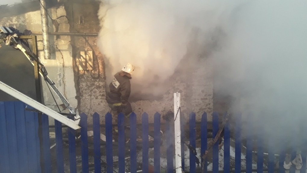 Повреждены два дома. В омском МЧС рассказали подробности пожара, где пострадали мать и дочь