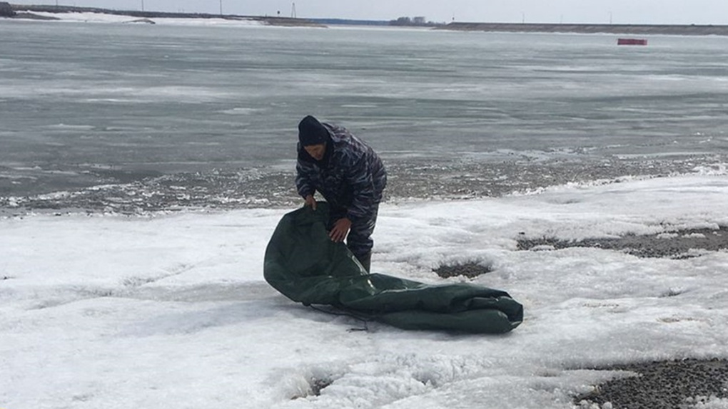 Пошел ли лед. Рыбак провалился под лед.