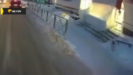 Новосибирец чудом спасся от рухнувшего навеса супермаркета из-за снега