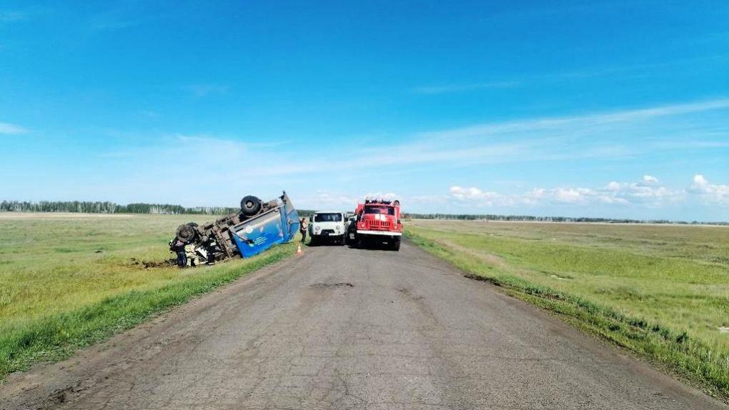 В Омской области мусоровоз улетел в кювет – водителя отвезли в больницу