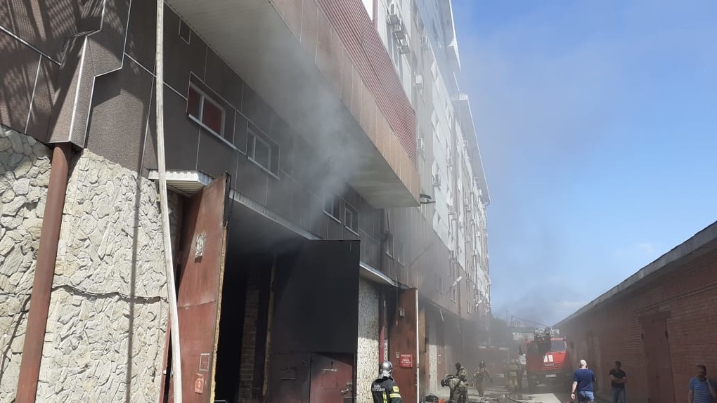 Офисное здание с опасными баллонами загорелось в центре Новосибирска. ФОТО