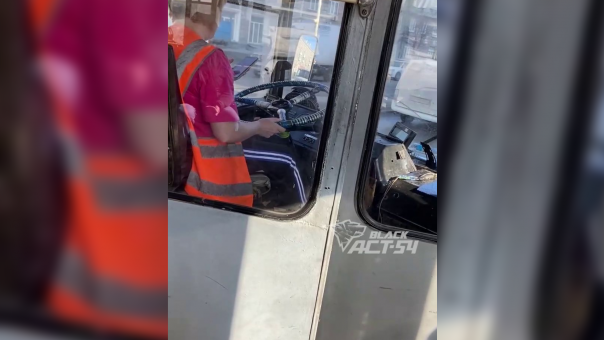 В Новосибирске наказали водителя троллейбуса за езду с телефоном в руках