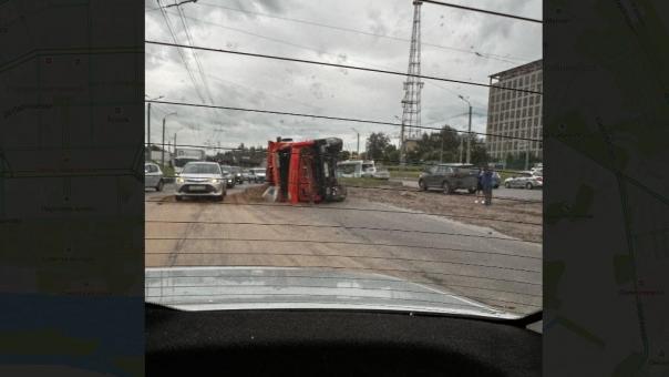 В Омске на Заозёрной перевернулся КамАЗ с песком