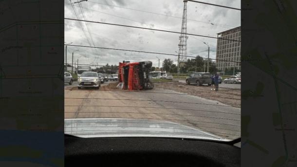 В Омске на Заозёрной перевернулся КамАЗ с песком