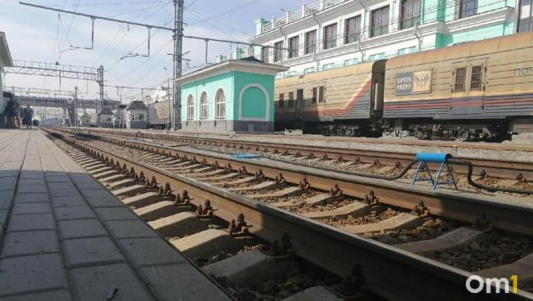 Поезд в Омской области сошёл с рельсов