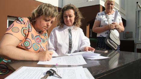 В Омске переселенцы из аварийного жилья получили новые благоустроенные квартиры