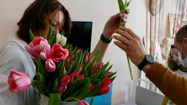 Омские волонтёры поздравили тяжелобольных пациенток и врачей с 8 Марта