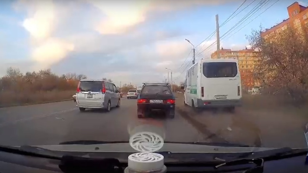 В Омске водитель маршрутки проехал по обочине и получил штраф