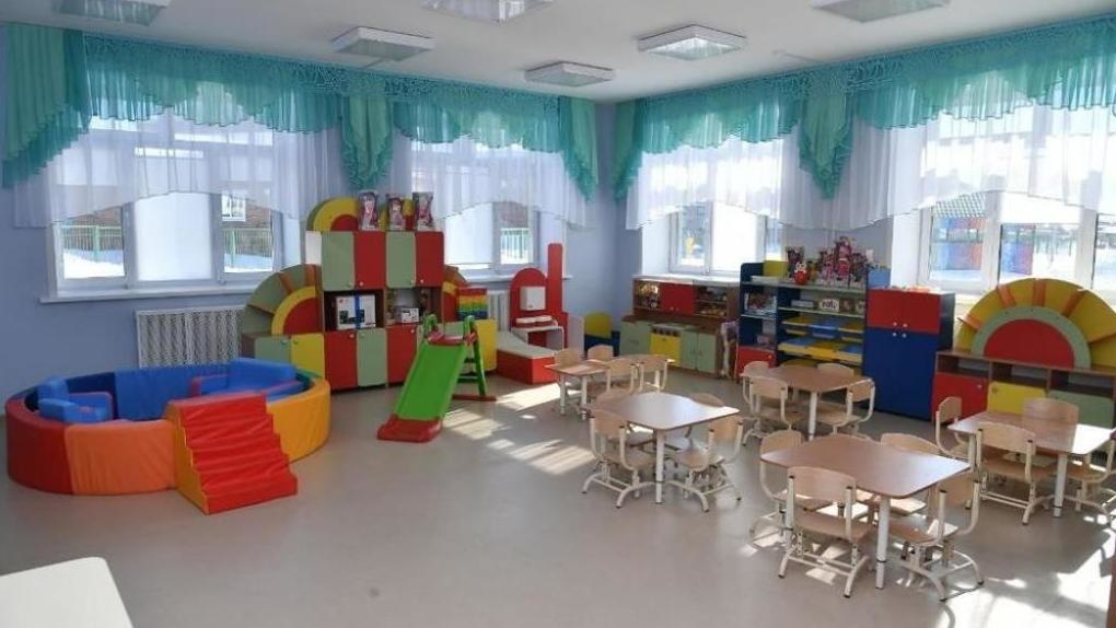 Глава региона Александр Бурков проинспектировал детские сады в Омском и Черлакском районах
