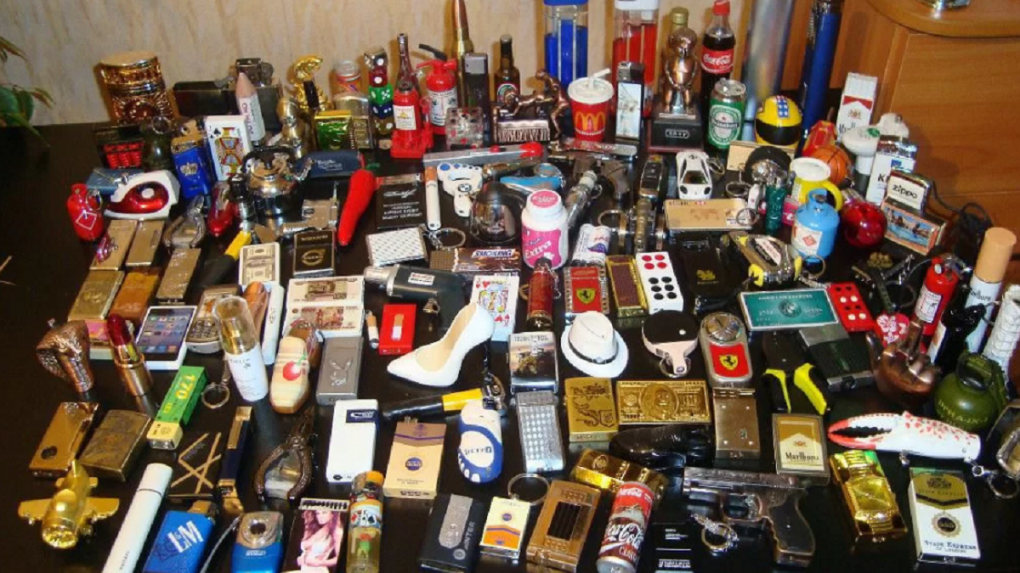 В форме айфона, туфли и пачки денег: омич продаёт коллекцию зажигалок