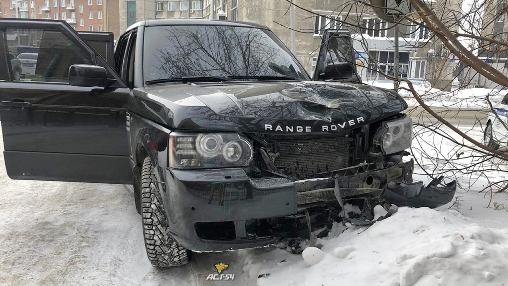 Стали известны подробности ДТП в центре Новосибирска: полиция назвала приметы сбежавшего водителя