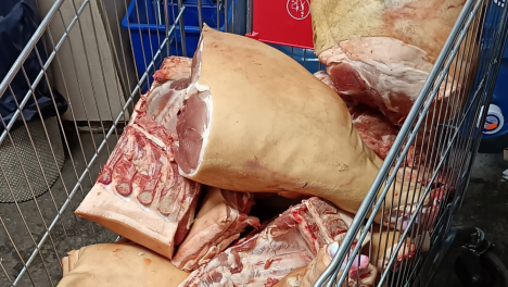 Тонны нарушений в омском «Светофоре»: изъято мясо без документов и маркировки
