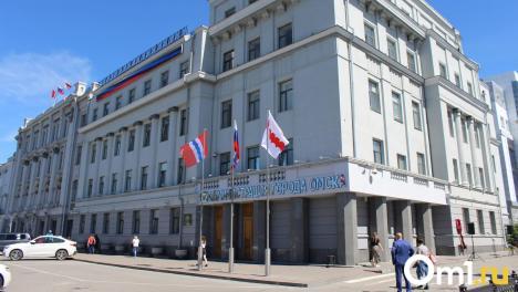 В мэрии объяснили, почему советскую мозаику на школе закрыли сайдингом