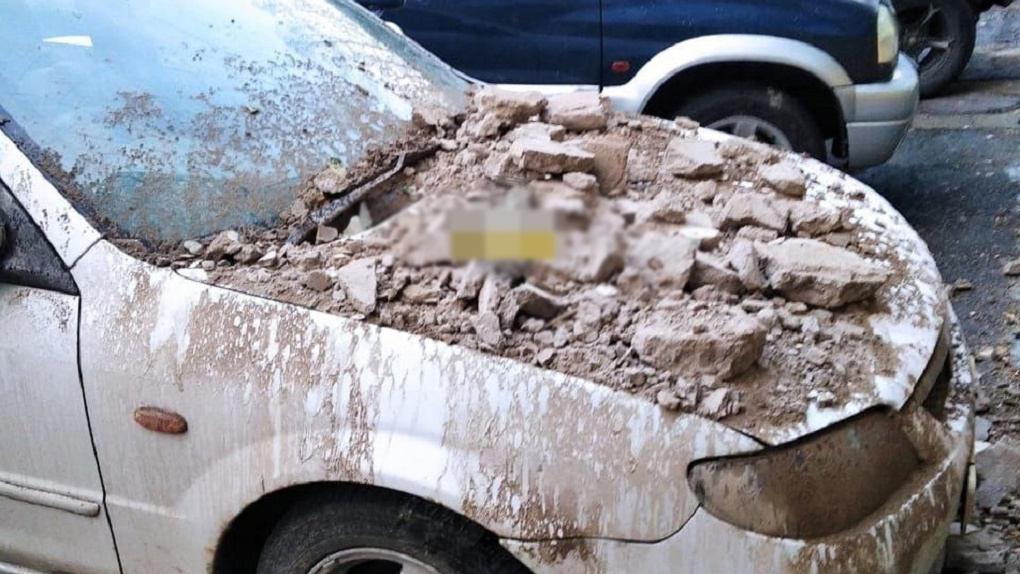 В Новосибирске кусок фасада рухнул на припаркованный автомобиль