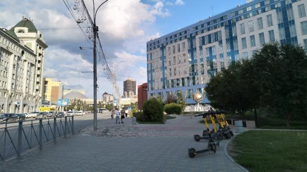 12-летний мальчик на самокате провалился в яму в Новосибирске