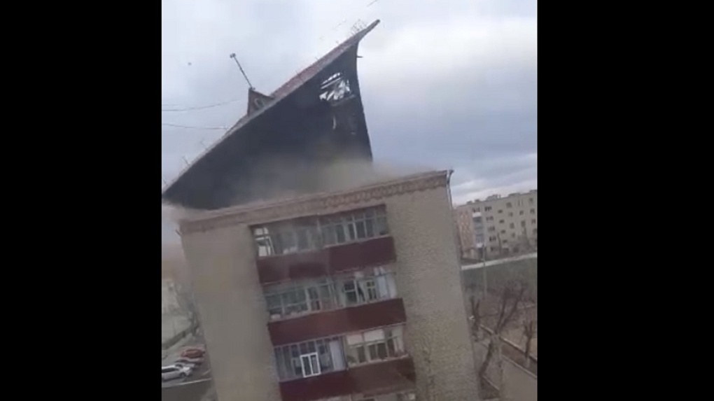 В соседнем с Омском областью Казахстане ураган срывает крыши многоэтажек (видео)