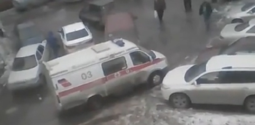 В Омске вновь закрыли дорогу машине «скорой помощи» - ВИДЕО