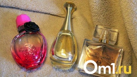 Вынесли духи и разбили дверь. В омских Нефтяниках ограбили парфюмерный магазин