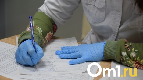 В Омске после новостей о появлении омикрона появились огромные очереди на вакцинацию