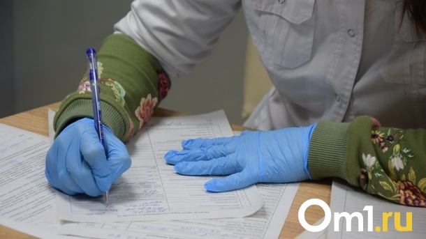 В Омске после новостей о появлении омикрона появились огромные очереди на вакцинацию
