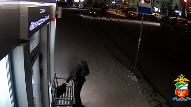 В Омске сельчанин украл ноутбук, оставленный на остановке без присмотра