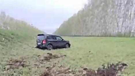 На омской трассе иномарка с ребёнком в салоне улетела в кювет