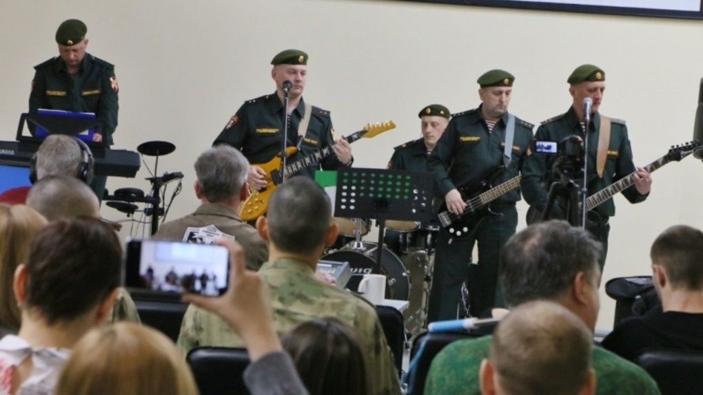 Омичи почтили память погибших в ходе спецоперации россиян перед бесплатным рок-концертом