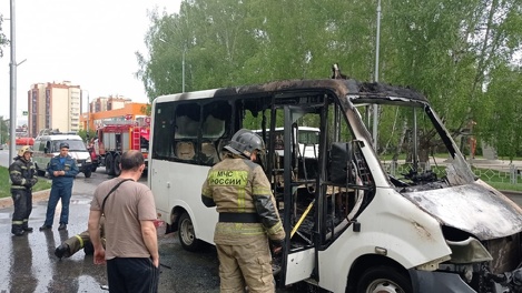 Пламя из окон: маршрутка с людьми внутри загорелась на ходу в Бердске. ВИДЕО