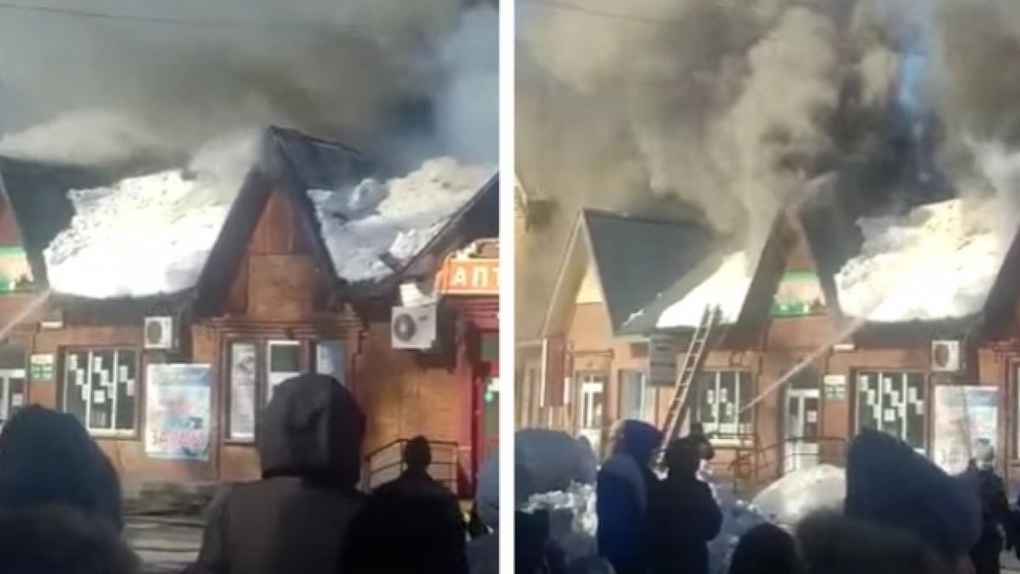 Здания окутали клубы дыма: в посёлке под Новосибирском сгорели магазины. ВИДЕО