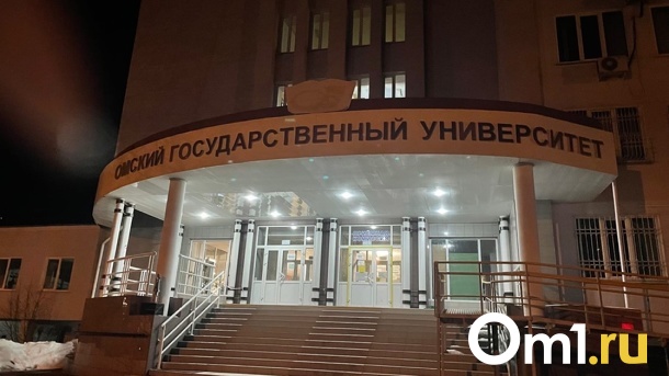 С фасада второго корпуса ОмГУ демонтировали эмблему вуза с «неправильным» флагом
