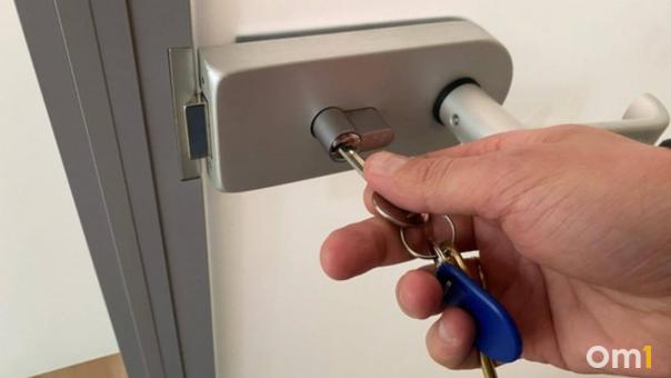 В Новосибирске грозят штрафами за двери, открывающиеся наружу