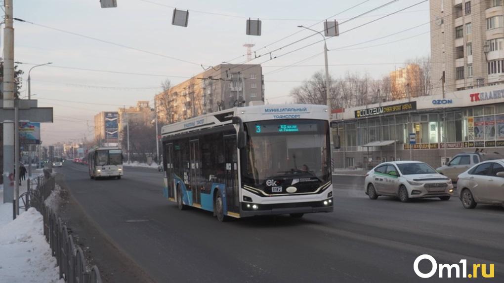 На омских улицах заметили первые брендированные автобусы