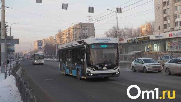 На омских улицах заметили первые брендированные автобусы