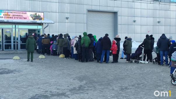 На выставку военной техники в Омске выстроилась гигантская очередь