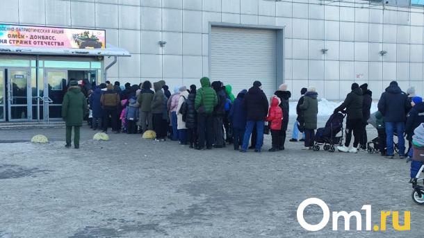 На выставку военной техники в Омске выстроилась гигантская очередь