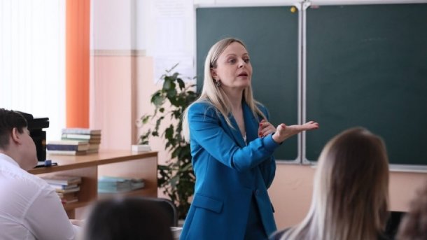 Телеграм и видеоклипы: омская учительница прививает школьникам любовь к классике необычными способами