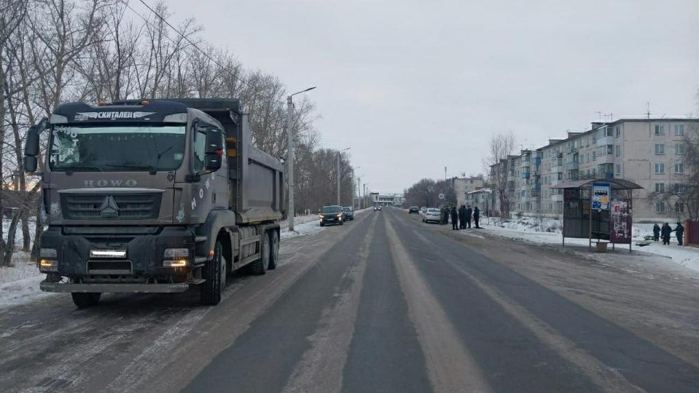 Пенсионер попал под колёса грузовика в Новосибирской области