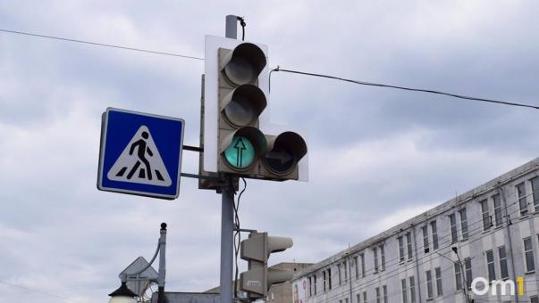 В Омске изменили работу светофора на пересечении Заозёрной и Менделеева