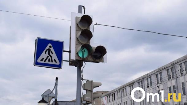 В Омске изменили работу светофора на пересечении Заозёрной и Менделеева