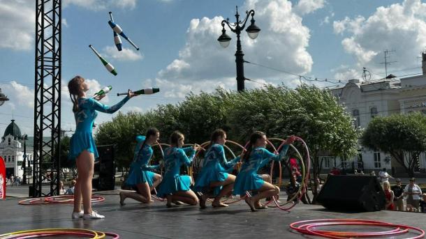 Циркачи впервые выступили на Любинском проспекте в Омске