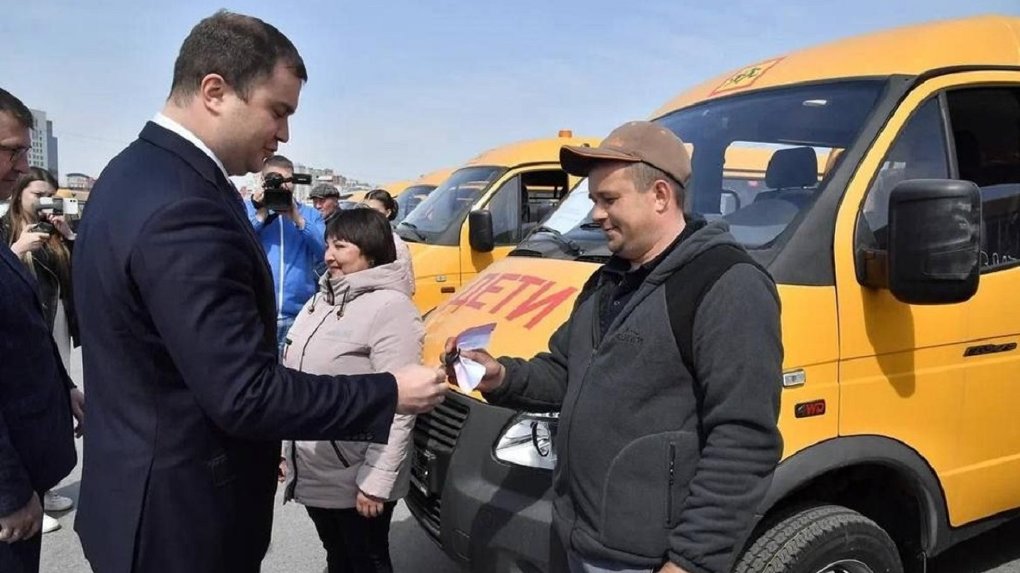 Виталий Хоценко передал школам в Омской области 46 новых автобусов