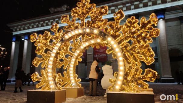 Новогоднюю иллюминацию зажгли в центре Новосибирска