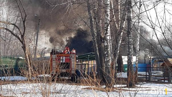 В Калининском районе Новосибирска загорелись мусор и обшивка теплотрассы