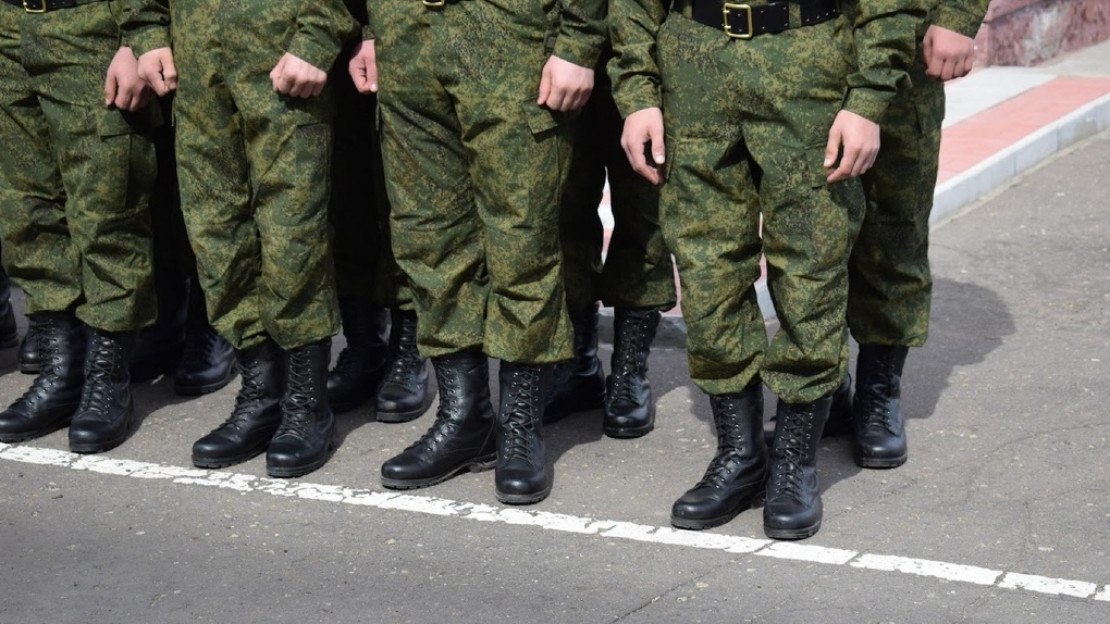 Правительство Новосибирской области ответило на жалобы о размещении на улице мобилизованных мужчин
