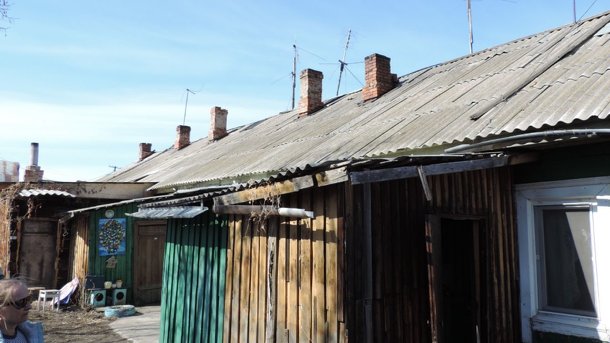 В Омске приступили к оценке состояния квартиры, где обрушился потолок