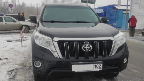 Омич на арестованном Land Cruiser пустился в бега от приставов