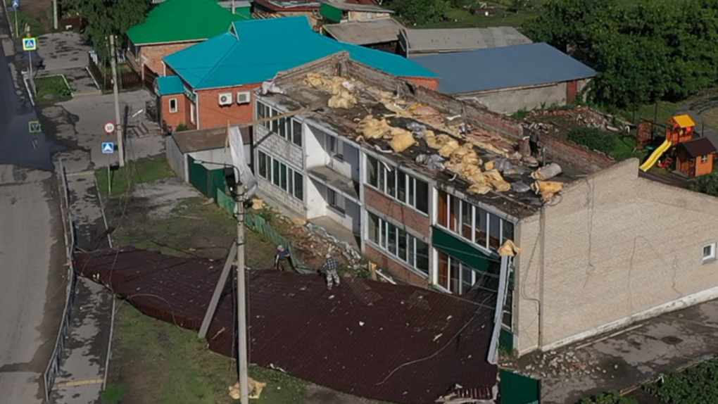 Ветер срывал крыши и обрывал балконы: свыше 7000 человек остались без света в Новосибирской области. ФОТО