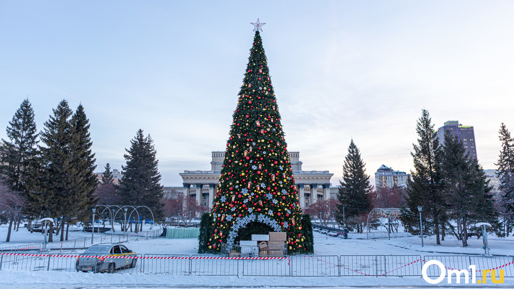 20-метровую новогоднюю ёлку установили в центре Новосибирска